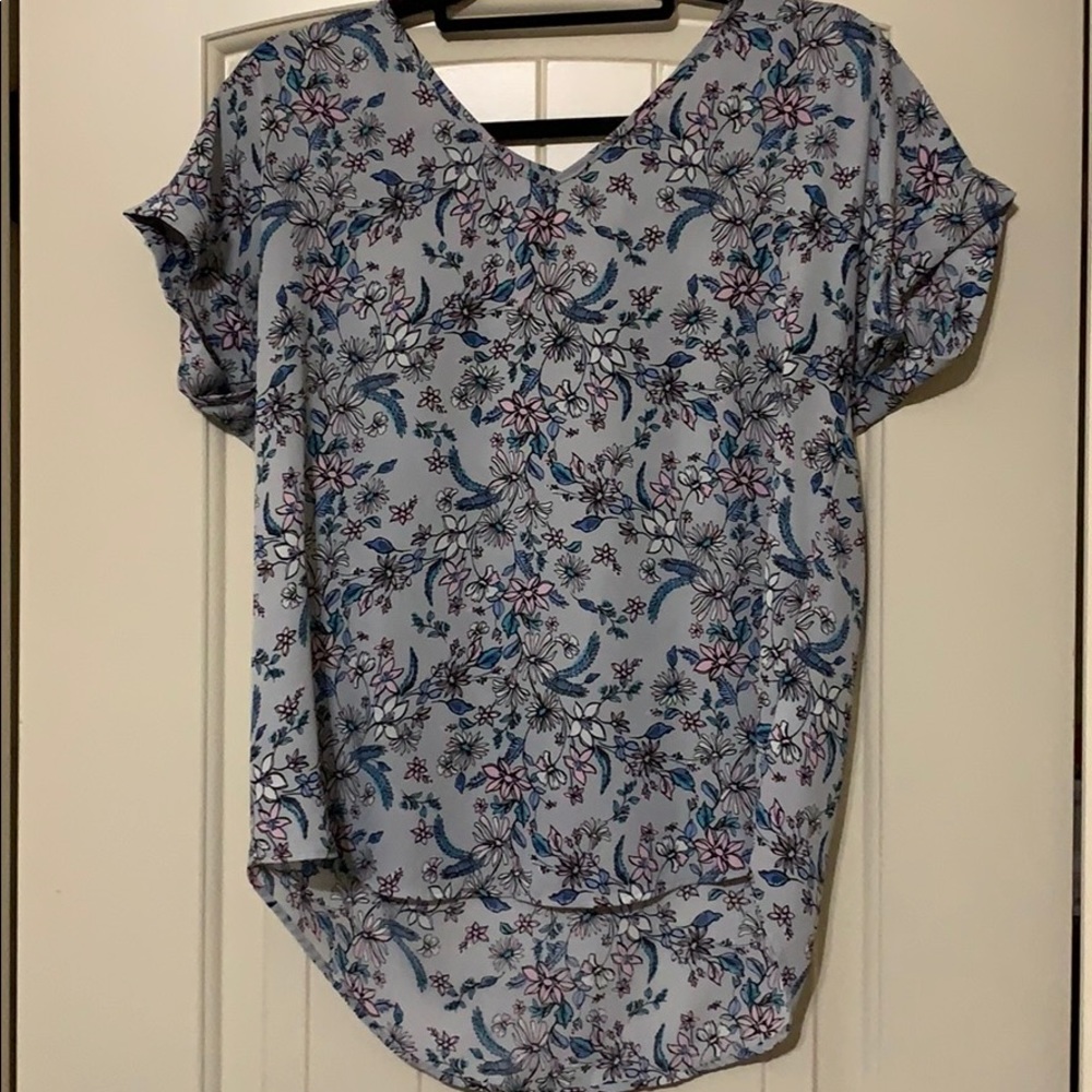 Size M women’s shirt